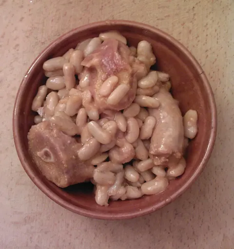 Cassoulet toulousain servi en cassole