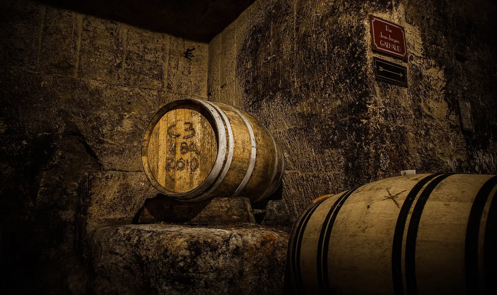 Chai de vieillissement en barriques d'un château viticole