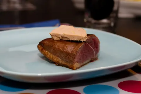 Magret de canard accompagné de foie gras