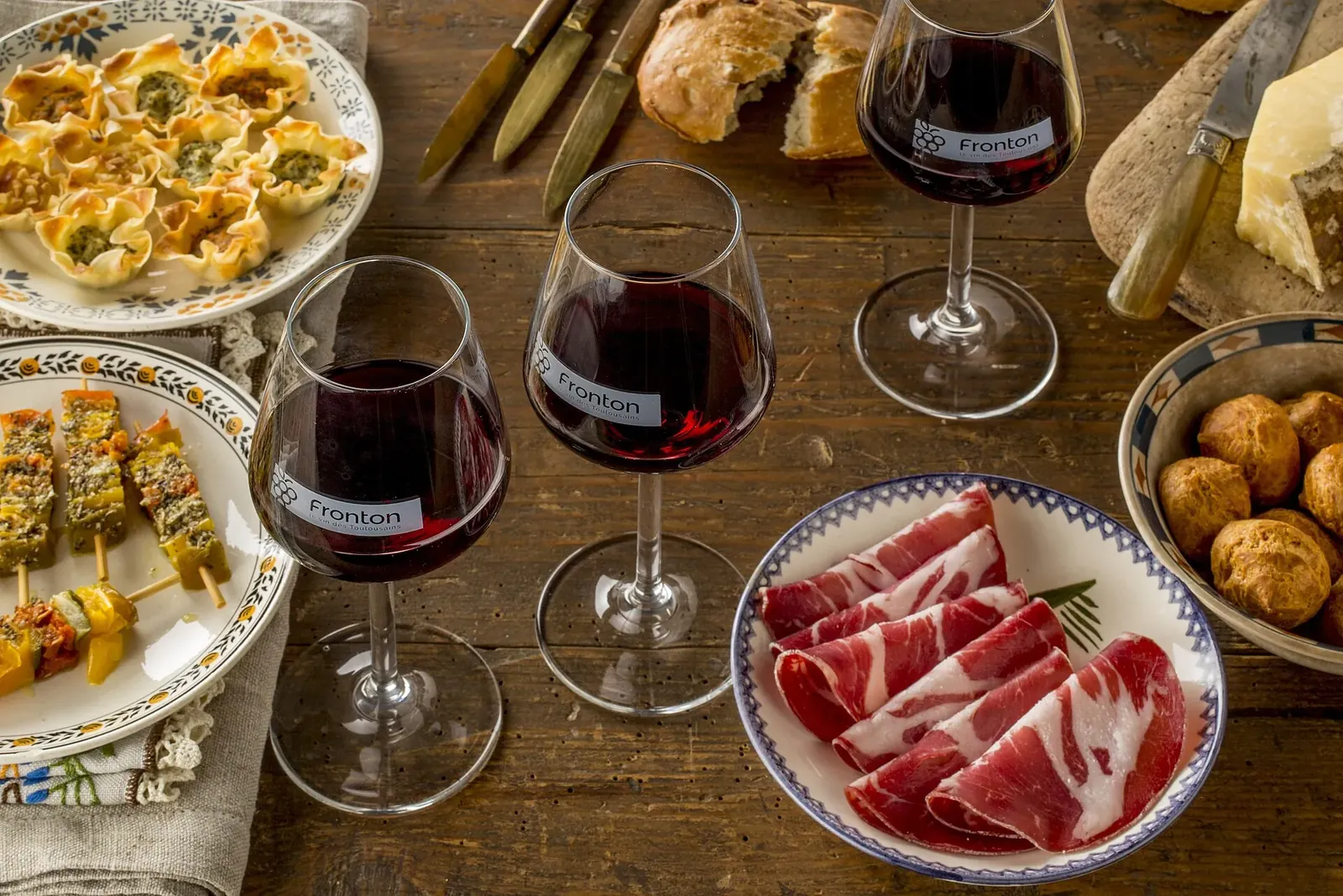 Verres de vin rouge AOC Fronton lors d'une dégustation